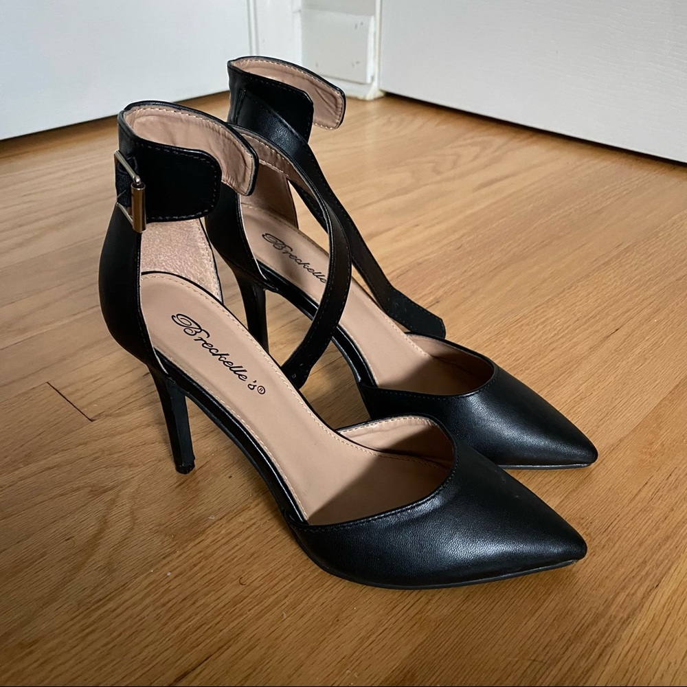 Breckelle’s (Fashion Nova) Black Close Toed Heels